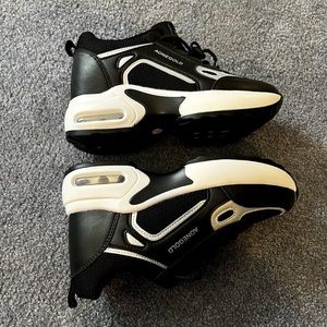 NWT . never worn . Sneakers black and white with edge size 7